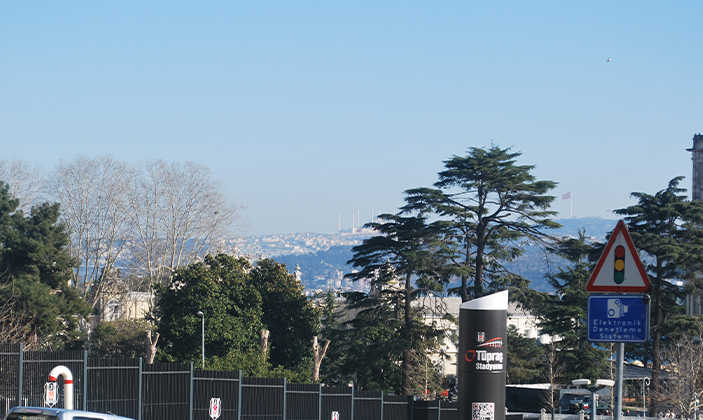 İstanbul’un Eşsiz Görsellerinden Biri: Dolmabahçe’den Çamlıca’nın Silüeti
