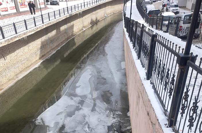 Gümüşhane’de Buz Tutan Harşit Çayı, Kar Yağışıyla Beyaza Büründü