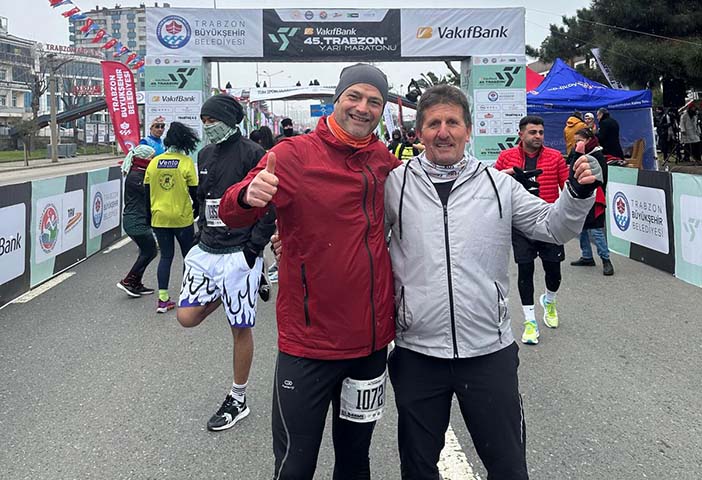 Trabzon Yarımaratonu’nda Renkli Görüntüler: Adem Doğan ve Murat Yarar da Koştu