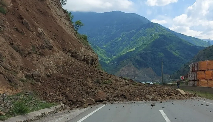 Kürtün-Torul Yolunda Heyelan: Ulaşım Geçici Olarak Durdu