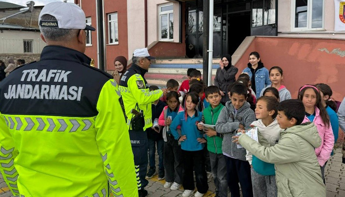 Miniklere Güvenli Yol Dersi: Jandarma’dan Trafik Eğitimi
