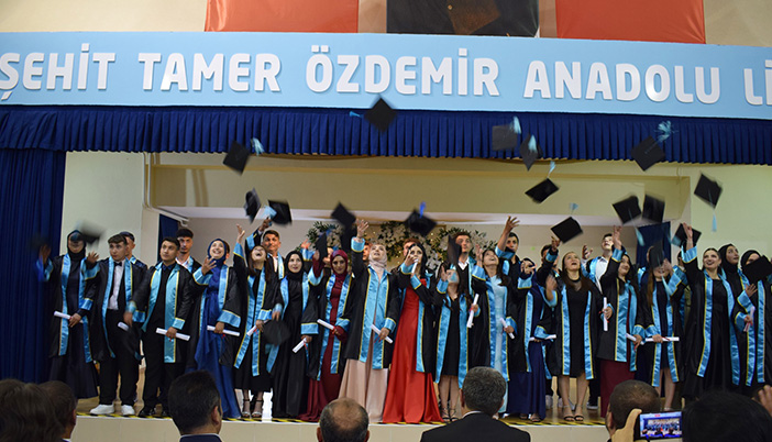 Başkan Özdemir Genç Mezunları Yalnız Bırakmadı