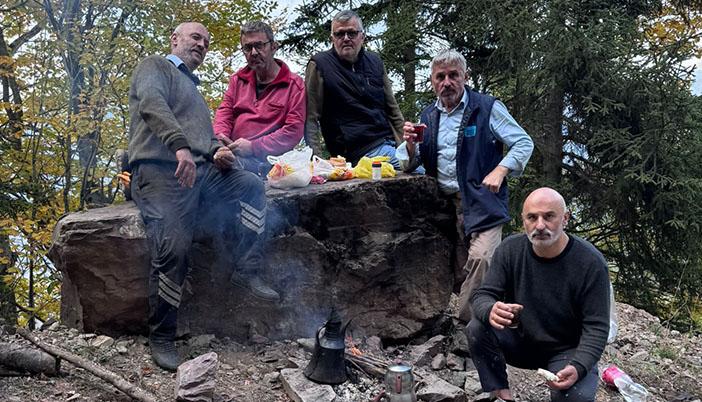 Sonbaharın Ortasında Bir Demlik Çay Gümüşhaneliyi Böyle Havalar Mestetti