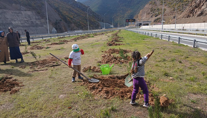 Birlikte Sevgiyle Büyüyecekler: Torul’da “Cumhuriyet Ormanı” Kuruldu