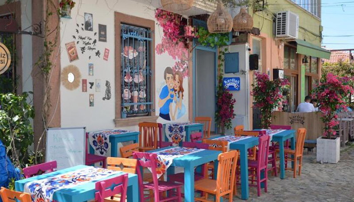 Cunda Adası’nda Sıcak Bir Aile Dokunuşu: Kardiyas Otel Konuklarını Büyülüyor