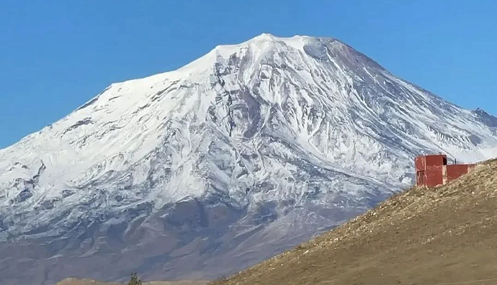 Ağrı Dağı’nda Kar Çizgisi Hızla Aşağı İniyor