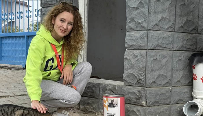 Öğretmen Pelin Gül, Kedilere Şefkat Eli Uzatıyor