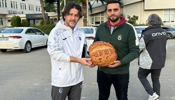 Memleketi Köprübaşı’ndan Fatih Tekke’ye Adına Yazılı Ekmek Hediyesi