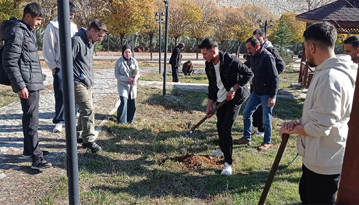 Kampüs Lavanta Kokacak: 1000 Fide Toprakla Buluştu