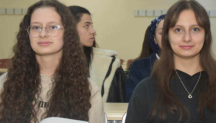 İkiz Kardeşlerin Örnek Başarısı: Aynı Sınıfta Başlayan Eğitim Yolculuğu Üniversitede de Sürüyor