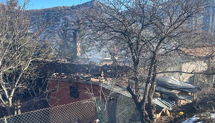 Şiran’da Yangın: Aydın Kardeşlere Ait Ev Küle Döndü