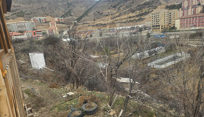 Bir Tarih Göçüyor, Elmalar Yok Oluyor