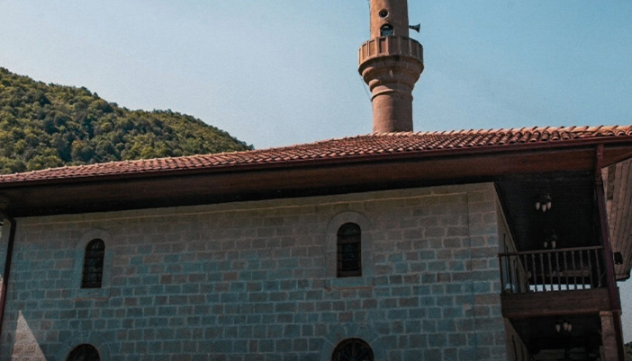 Sürmene’deki Karacakaya Camii Özgün Mimarisiyle Dikkat Çekiyor