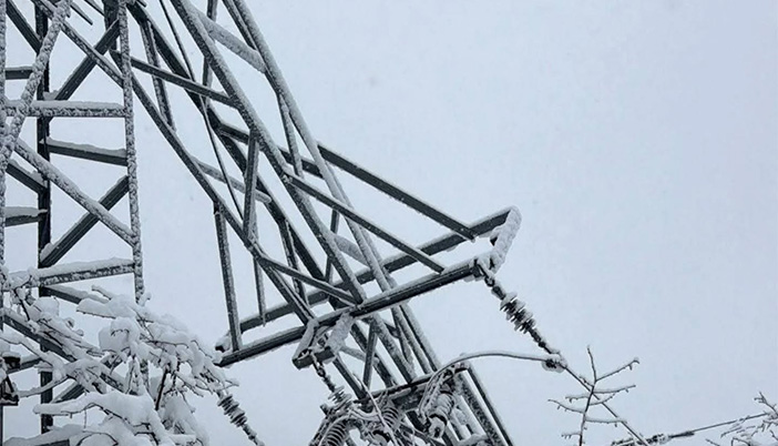  Giresun’da Yoğun Kar Yağışı Elektrik Direklerini Devirdi