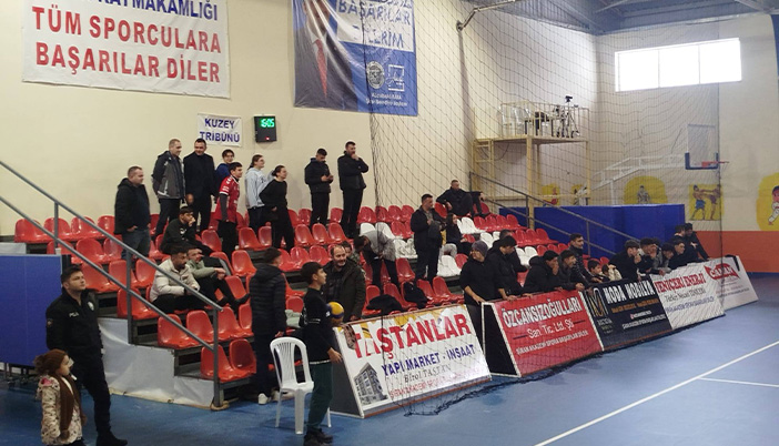   Soğuk Hava Salondan Seyirciyi Kaçırdı