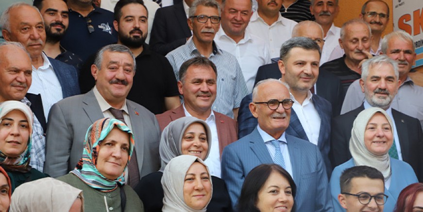 AK Parti moral depoluyor