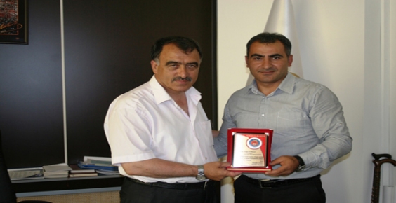 Başkan Canlı’dan Köprülü’ye Plaket