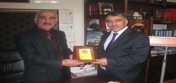 Başkan Demir'e plaket
