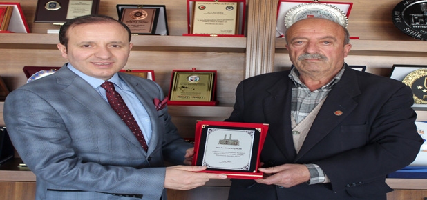 Başkan Küçükler’e teşekkür plaketi