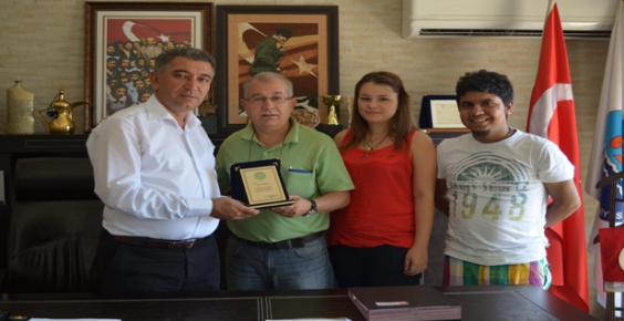 Edremit İşitme Engelliler Derneği’nden Başkan Özpolat’a Plaket
