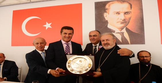 Ermeni Patrik Vekilinden Sarıgül’e Şükran Plaketi
