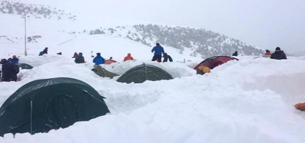 Gümüşhane 'nin Torul İlçesinde dağcıların çadırları kar altında kaldı
