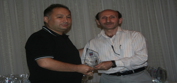 Plaketi amcası adına aldı