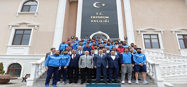 Vali Altıparmak “Erzurumspor Süper Ligi Hak Ediyor”