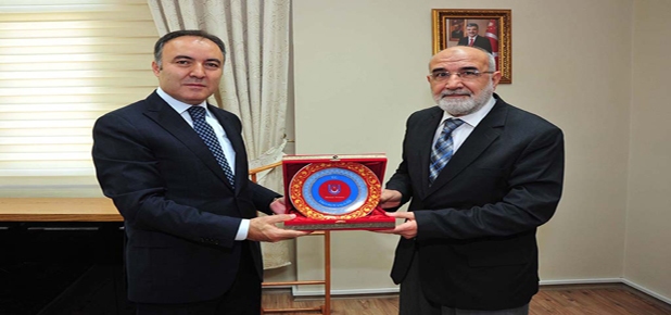 Vali Altıparmak’tan Müftü Arslan’a Plaket…
